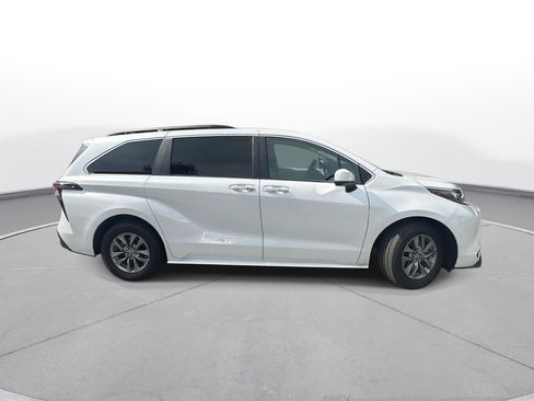 Certified 2026 Toyota Sienna XLE FWD image 5