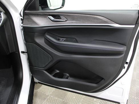 Used 2024 Jeep Grand Cherokee Limited image 25