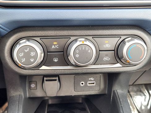 Used 2025 Nissan Versa SV FWD image 19
