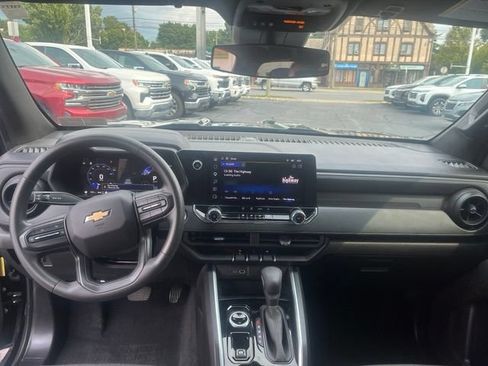 Used 2025 Chevrolet Colorado W/T w/ Advanced Trailering Package AWD/4WD image 10