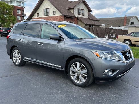 Used 2016 Nissan Pathfinder Platinum w/ Family Entertainment Package AWD/4WD image 42