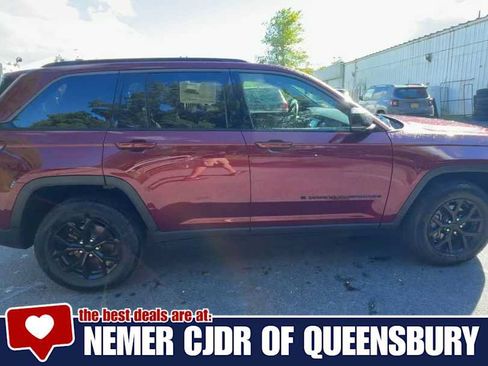 Used 2026 Jeep Grand Cherokee Altitude AWD/4WD image 9