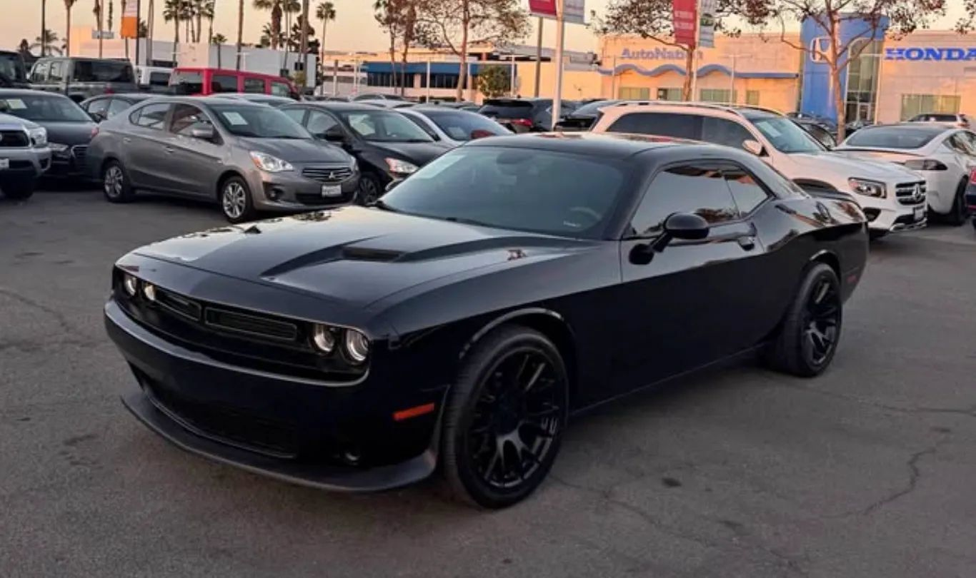 Used 2018 Dodge Challenger SXT RWD image 2