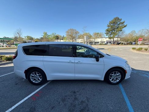 Used 2024 Chrysler Pacifica Touring-L FWD image 5