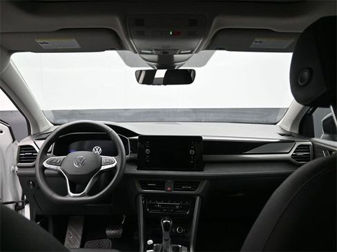New 2026 Volkswagen Taos SE image 10