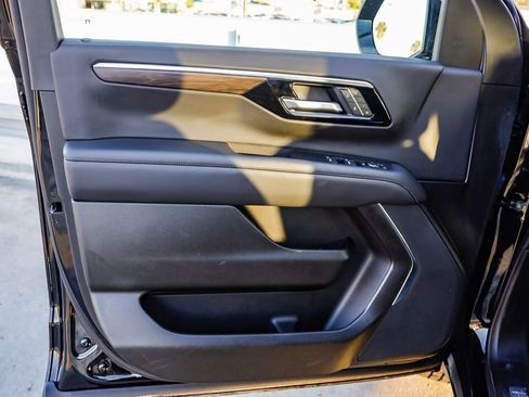 Used 2025 Chevrolet Suburban Z71 image 26