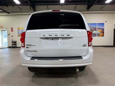 Used 2019 Dodge Grand Caravan SXT image 7