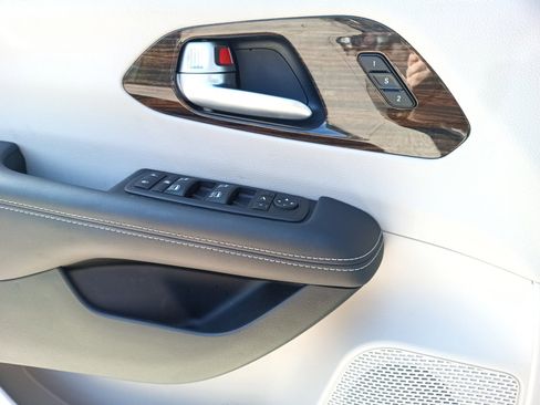 Certified 2024 Chrysler Pacifica Limited image 23