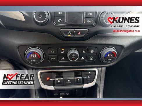 Used 2024 GMC Terrain SLT image 28