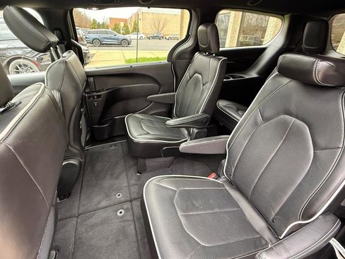 Used 2026 Chrysler Pacifica Limited image 19