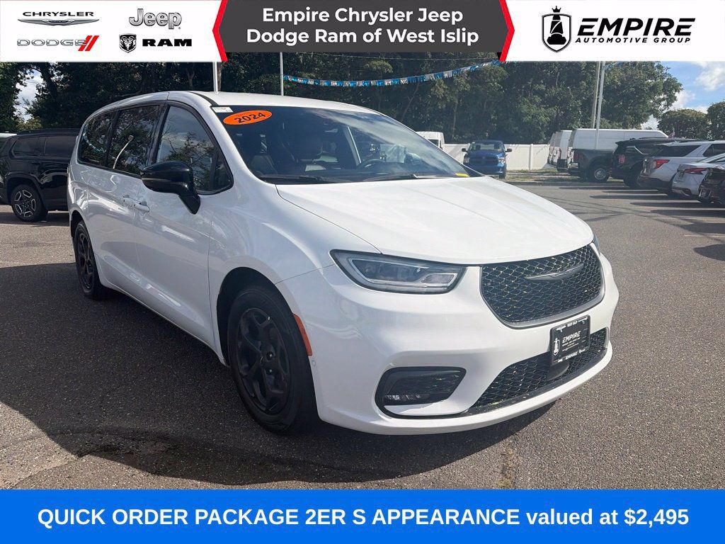 Used 2024 Chrysler Pacifica Limited FWD image 1
