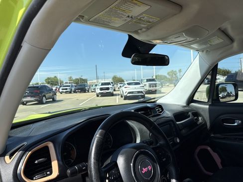 Used 2017 Jeep Renegade Altitude FWD image 18