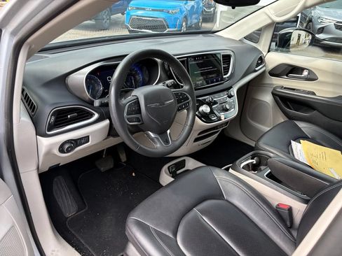 Used 2024 Chrysler Pacifica Touring-L FWD image 7