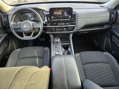 Used 2024 Nissan Pathfinder SV image 18