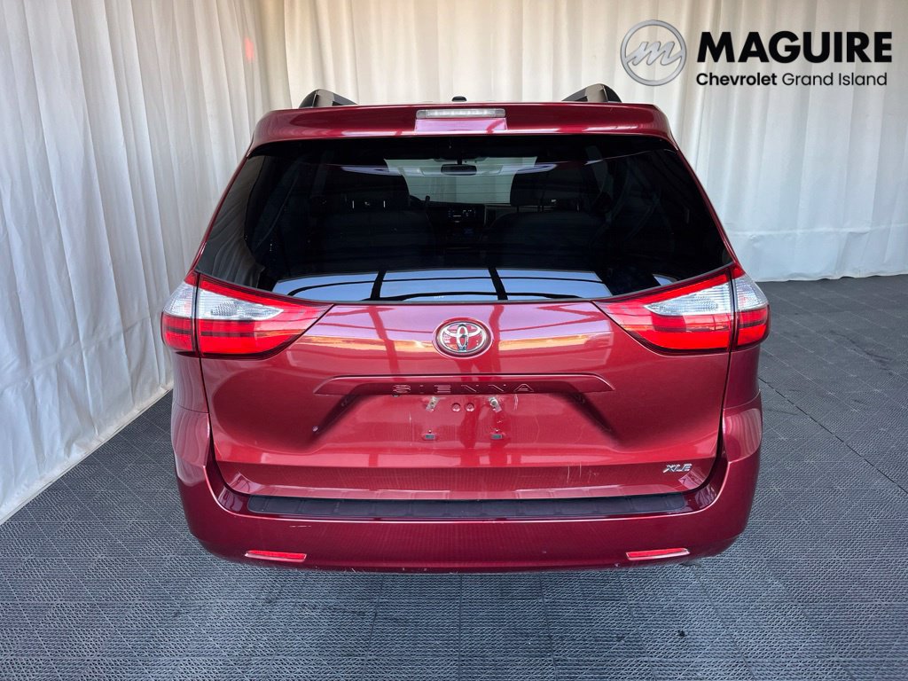 Used 2017 Toyota Sienna XLE FWD image 28