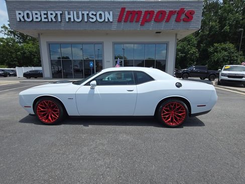 Used 2016 Dodge Challenger R/T RWD image 1