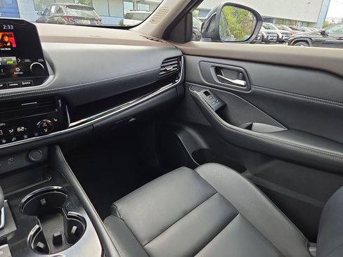 Used 2023 Nissan Rogue SL w/ SL Premium Package image 11