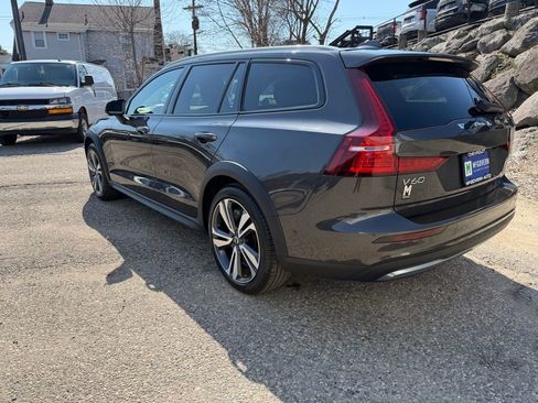 Used 2025 Volvo V60 B5 Cross Country Plus AWD/4WD image 3