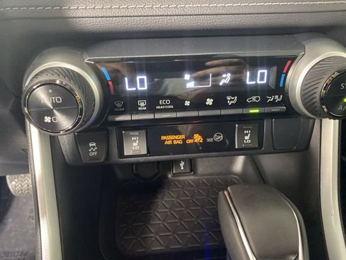 Used 2022 Toyota RAV4 XLE Premium AWD/4WD image 21