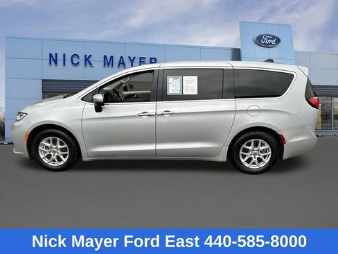 Used 2023 Chrysler Pacifica Touring-L image 4