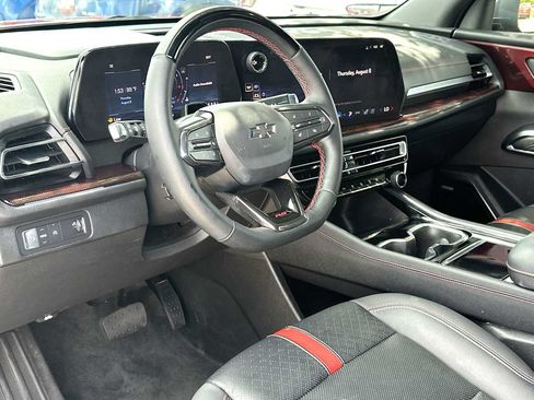 Used 2025 Chevrolet Traverse RS FWD image 18