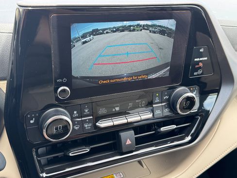 Used 2024 Toyota Highlander XLE image 19