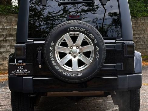 Used 2018 Jeep Wrangler Unlimited Sahara w/ Connectivity Group AWD/4WD image 8