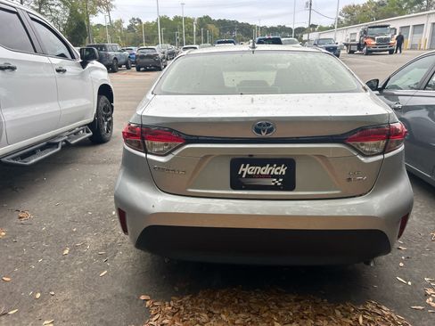 Used 2025 Toyota Corolla LE image 3
