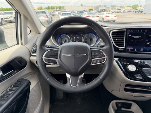Used 2023 Chrysler Pacifica Touring-L FWD image 18
