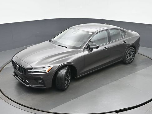 Used 2024 Volvo S60 B5 Plus AWD/4WD image 32