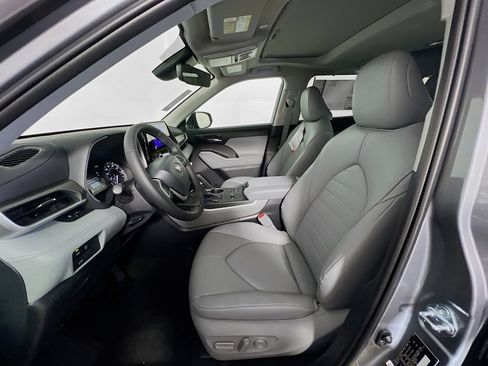 Used 2025 Toyota Highlander XLE image 14