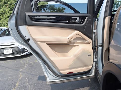 Used 2020 Porsche Cayenne AWD/4WD image 36