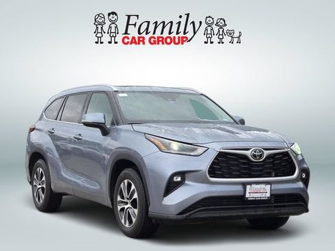Used 2021 Toyota Highlander XLE FWD image 2