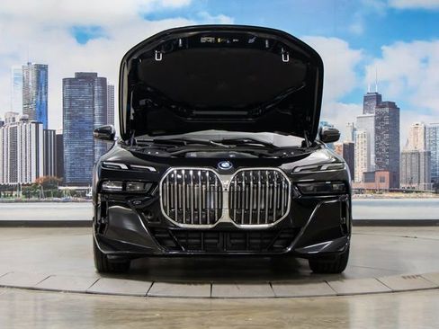 Used 2025 BMW 750e xDrive w/ Premium Package image 4