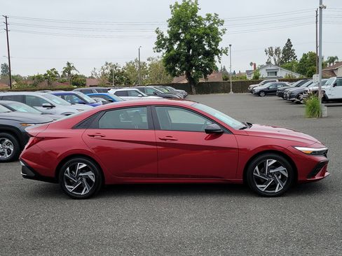 Certified 2025 Hyundai Elantra SEL FWD image 5