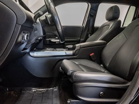 Used 2023 Mercedes-Benz GLB 250 4MATIC w/ Premium Package image 11