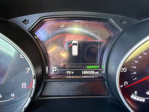 Used 2015 Kia Sedona SX image 11