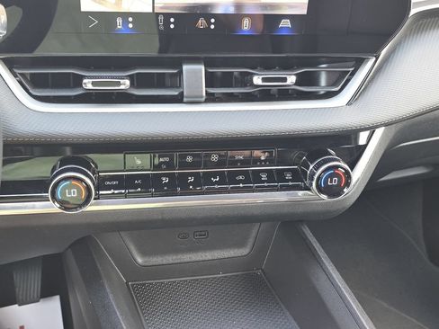 Used 2025 Chevrolet Equinox LT w/ Convenience Package II FWD image 16