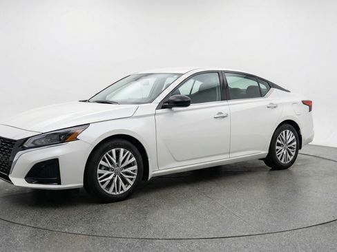 Used 2025 Nissan Altima 2.5 SV image 3