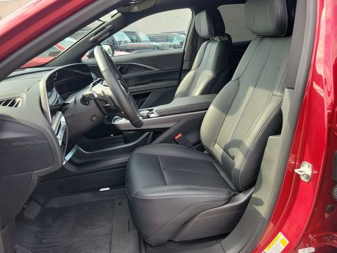 Used 2024 Cadillac Lyriq Sport w/ LPO, Floor Liner Package AWD/4WD image 17