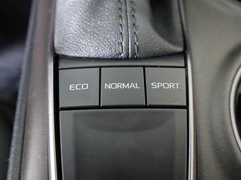 Used 2022 Toyota Camry SE FWD image 17
