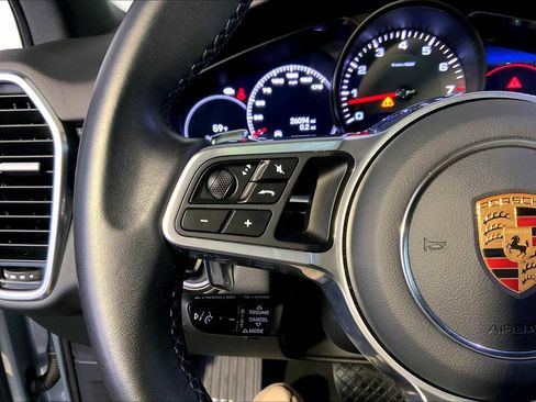 Used 2023 Porsche Cayenne w/ Premium Package image 27