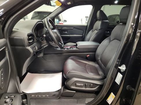 Certified 2025 Honda Pilot Black Edition image 11