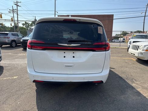 Used 2021 Chrysler Pacifica Touring-L image 6