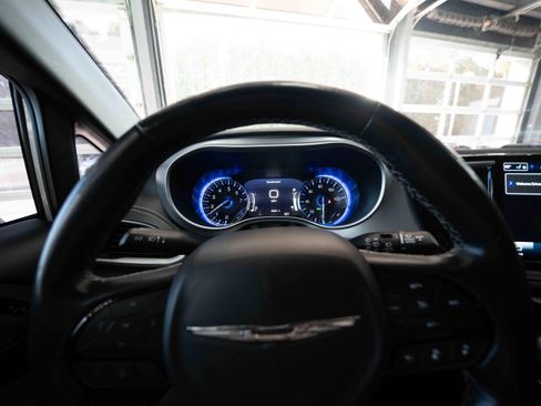 Used 2021 Chrysler Pacifica Touring-L w/ Uconnect Theater Family Group image 15