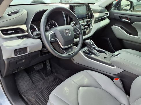 Used 2022 Toyota Highlander XLE FWD image 22