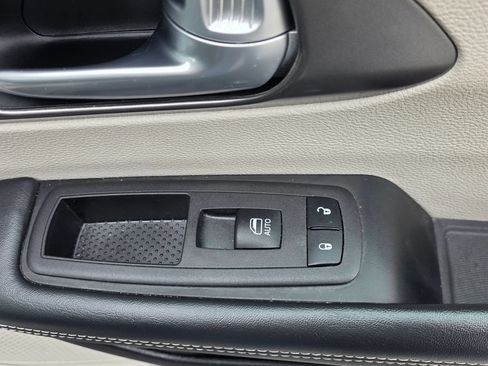 Used 2024 Chrysler Pacifica Touring-L FWD image 36