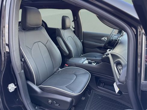 New 2026 Chrysler Pacifica Limited image 42