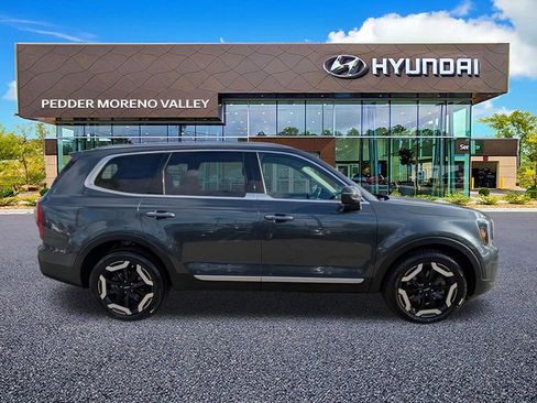 Used 2024 Kia Telluride S FWD image 2