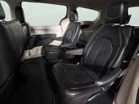 Used 2022 Chrysler Pacifica Touring-L FWD image 26